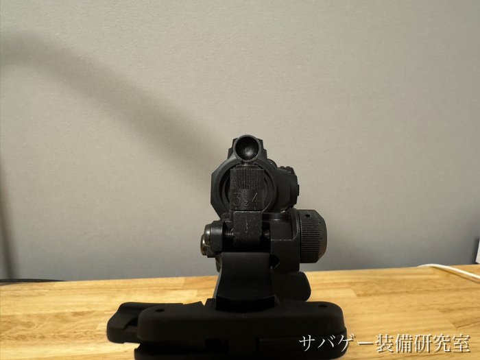 ローマウントのマーベリック 第3世代をHK416 デルタカスタムのリアサイトを起こして後ろから覗いたところ