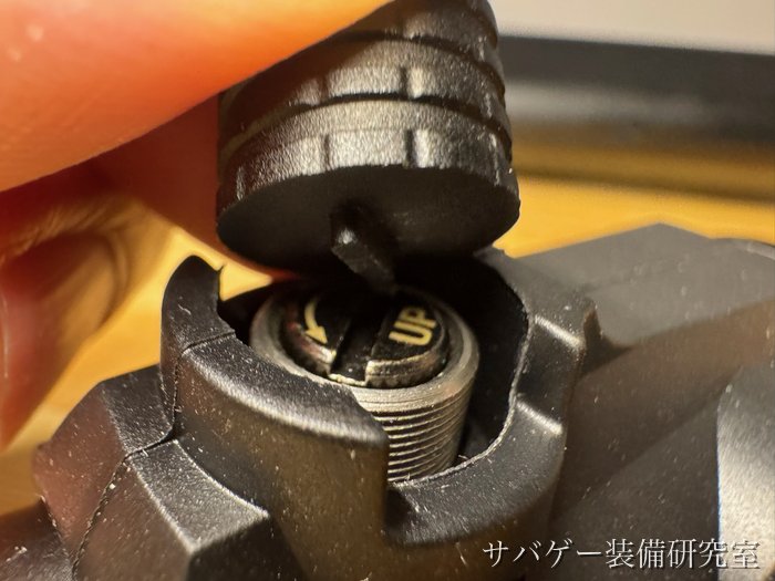 裏返したキャップの出っぱりをマーベリック 第3世代の調整ネジの溝にはめて回すところ