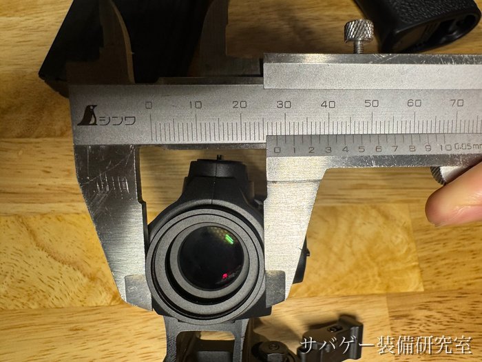 マーベリック 第3世代の覗く側の筒の太さをノギスで測ったところ(28.0mm)