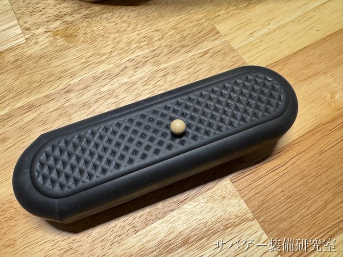 マットの上に置いた東京マルイ ファイネストBB 0.2gの1発
