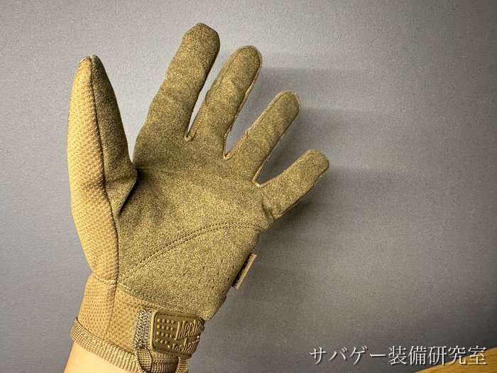 管理人がメカニクスウェア オリジナルグローブ（コヨーテ L）をはめた手のひら