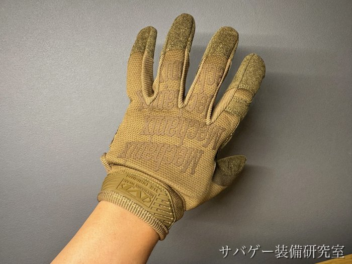 管理人のメカニクスウェア オリジナルグローブ コヨーテを手にはめたところ