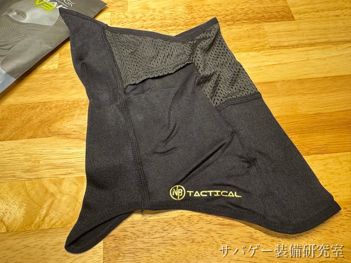 管理人が使っているNB Tactical ネックゲイター V3（ブラック）を広げて置いたところ