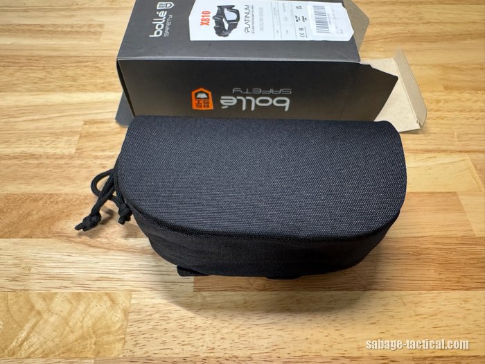 bolle X810の箱の上に置いた黒い柔らかいケース