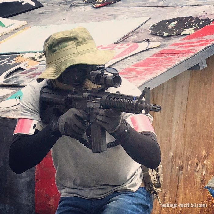 東京マルイ 次世代電動ガン M4 CQB-R を構える管理人（サバゲーフィールドのバリケードの前）