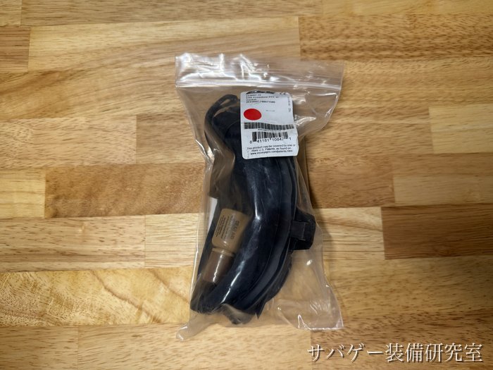 ジップ袋のラベルとバーコード(中にクロスボウ本体とストラップ)