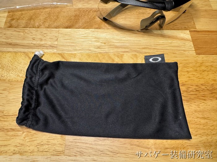 付属の黒いマイクロファイバーポーチ(オークリーのOのタグ付き)
