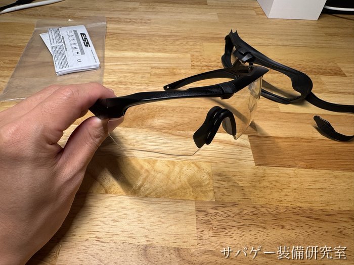 クリアーレンズと標準のノーズピースが付いたクロスボウ本体を斜め横から