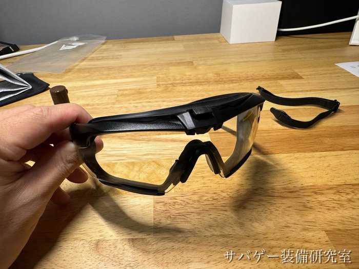 管理人がクロスボウにガスケットを付けたところを正面から