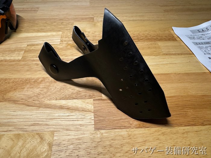 S.A.S FACE GUARD Gen.2を立てて斜めから(口元の空気穴とメタルホック)