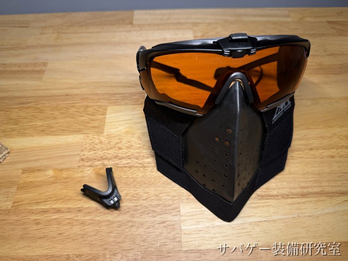 ノーズクリップを付け替える前のクロスボウとS.A.S FACE GUARD Gen.2(両横にADDITIONAL PAD)、手前にノーズクリップ ハイ