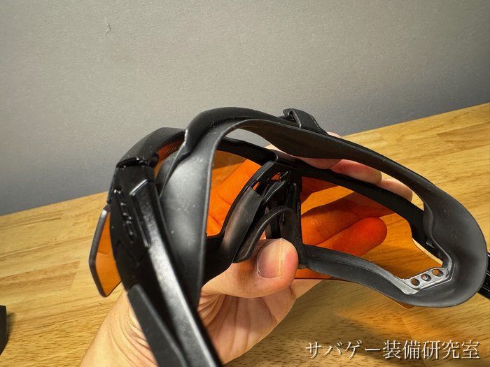 管理人がESS クロスボウにガスケットを付けているところ（オレンジのハイデフカッパーのレンズ）