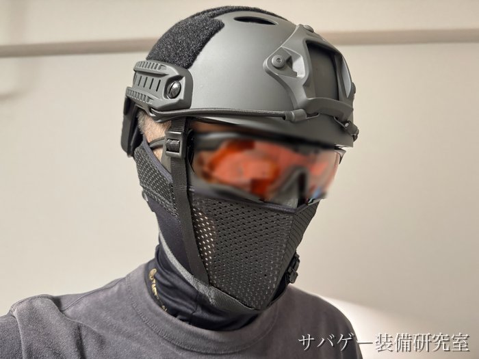 管理人のフル装備(T.D.Wellのヘルメット・ESS クロスボウ・S.A.S FACE GUARD Gen.2・NB Tacticalのネックゲイター)を正面から