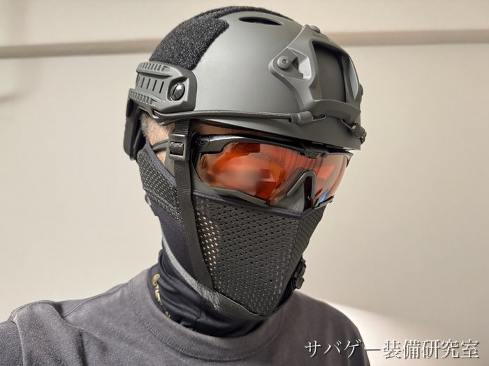 管理人のフル装備（T.D.Wellのヘルメット・ESS クロスボウ・S.A.S FACE GUARD Gen.2・NB Tacticalのネックゲイター）を右斜め前から