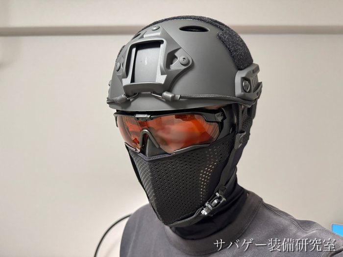 管理人のフル装備（T.D.Wellのヘルメット・ESS クロスボウ・田村装備開発のS.A.S FACE GUARD Gen.2・NB Tacticalのネックゲイター）を左斜め前から
