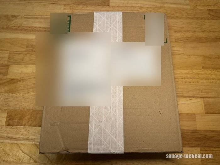 管理人の家に届いたEXFOG XTの段ボール箱(宛名はぼかし)