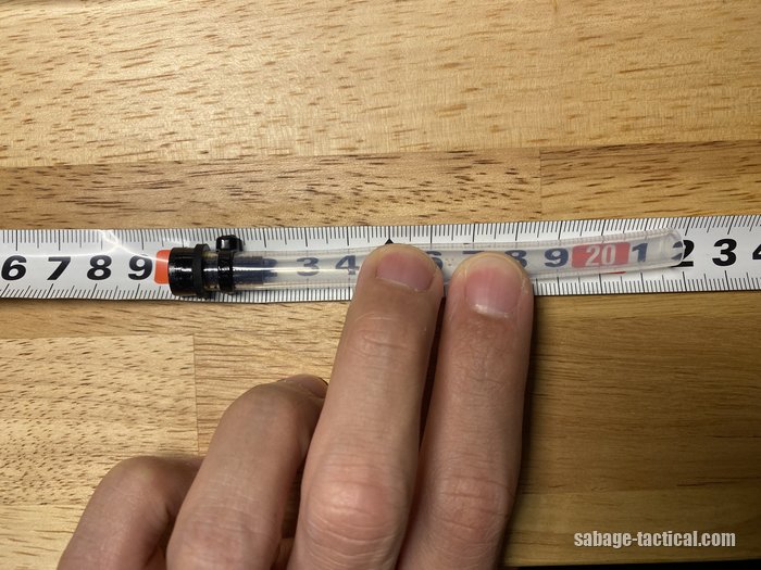 管理人が約12cmに切った透明のチューブ(先に磁石のアダプターを付けた物)をメジャーで測ったところ