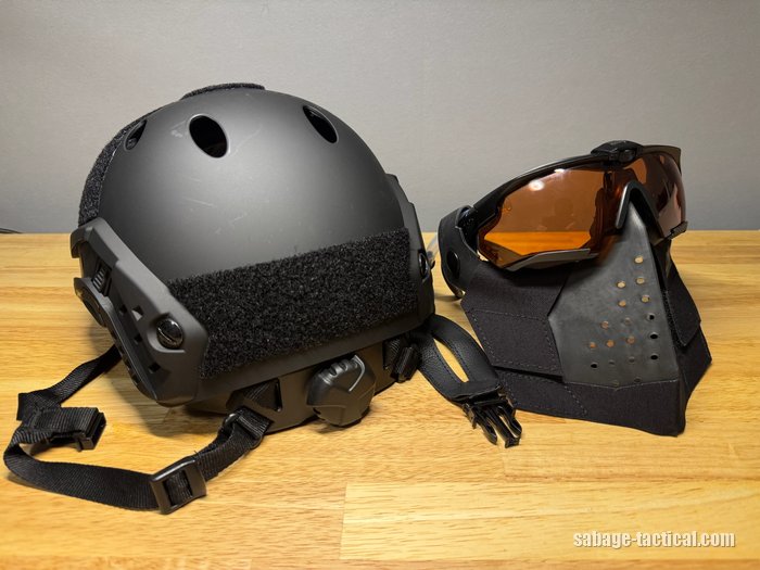 T.D.WellのヘルメットとESS クロスボウ(S.A.S FACE GUARD付き)を並べたところ
