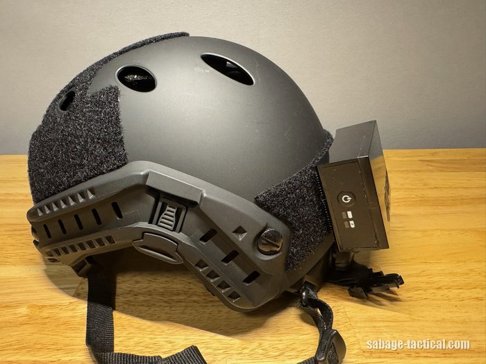 ヘルメットに付けたEXFOG XTの本体を反対から(電源ボタン側)