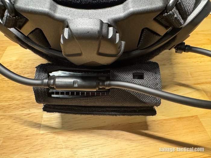 ヘルメットの下から見たExFog ヘルメットポーチ（穴からマニホールドとチューブ）