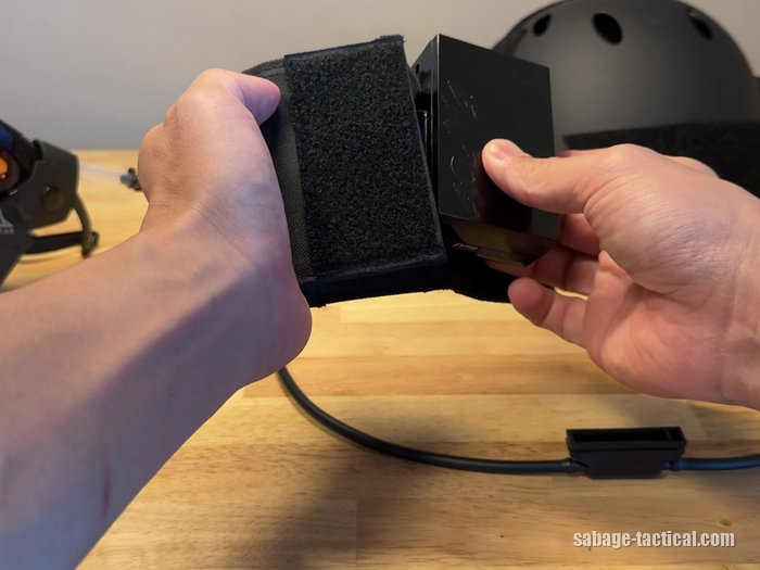 EXFOG XTの本体をヘルメットポーチに差し込んでいるところ