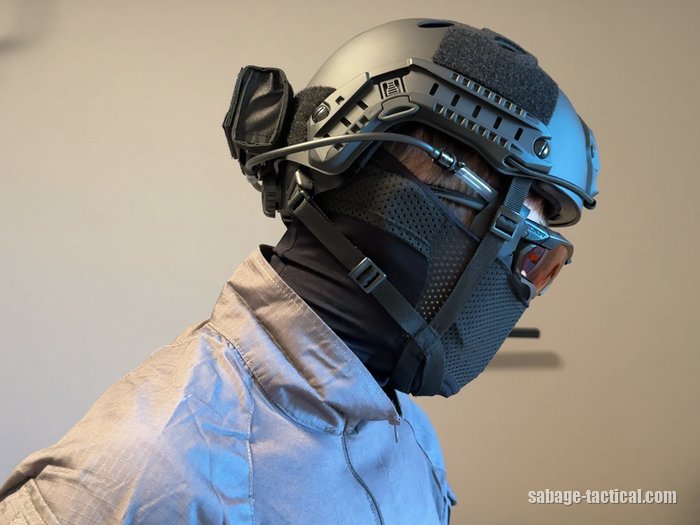 本体をポーチに入れて着けたところを横から(ヘルメットのうしろの本体から、チューブがゴーグルへ)