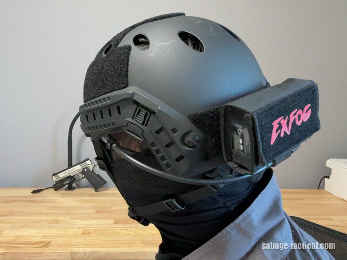 ヘルメットのうしろに付けたExFog ヘルメットポーチ(本体を入れている)を斜めうしろから
