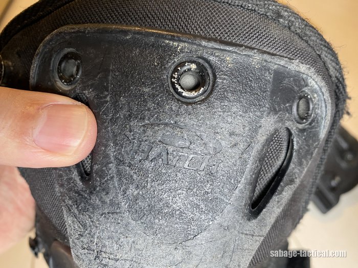 HATCH XTAK ニーパッドの殻の上の鋲3つと細長い穴