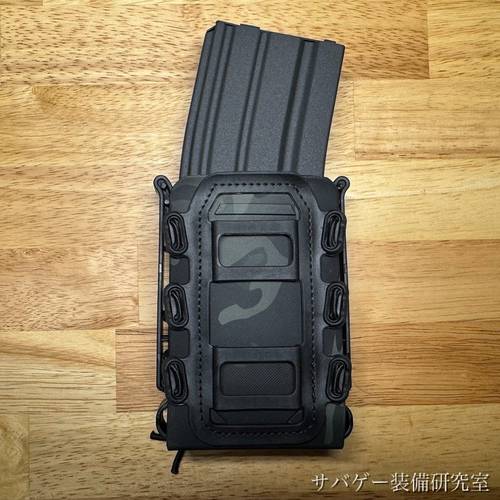 管理人のTAILOR JAPAN ライフル マガジンポーチ（ブラックマルチカム）にマガジンを入れて立てたところ