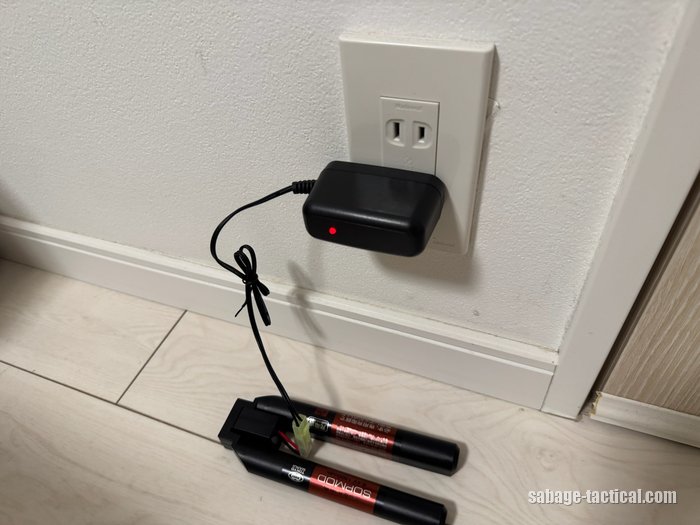 管理人の東京マルイ SOPMODバッテリーをNo.197の充電器で充電しているところ