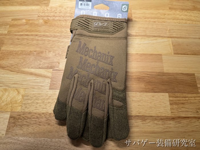 管理人が買ったメカニクスウェア オリジナルグローブ（コヨーテ L）：台紙の上のサイズ「L」の表示と、手の甲の「Mechanix」の大きなロゴ