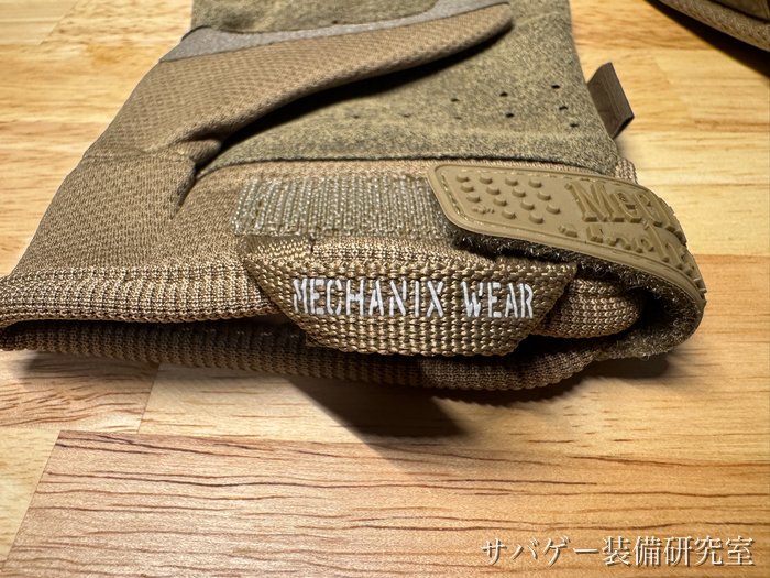 管理人が買ったメカニクスウェア オリジナルグローブ（コヨーテ L）：手首の引き手の「MECHANIX WEAR」の刺しゅうと樹脂の留め具