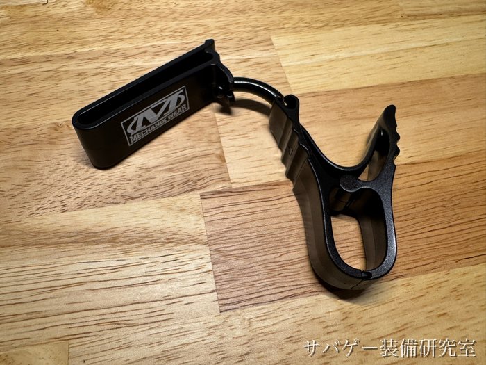 管理人が買ったメカニクスウェア グローブクリップ：ロゴ入りのベルト通しと、洗濯ばさみのような形のクリップを、黒いつなぎでつないだ形