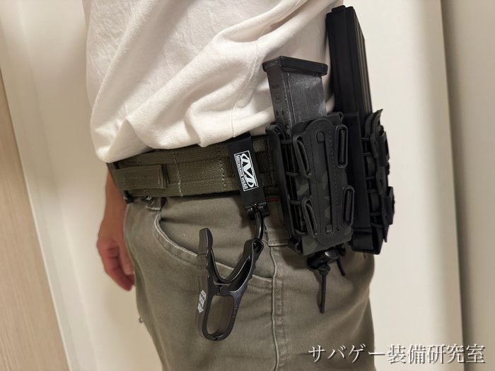管理人のメカニクスウェア グローブクリップを、マガジンポーチの横のベルトに通したところ。すぐ下がズボンのポケット