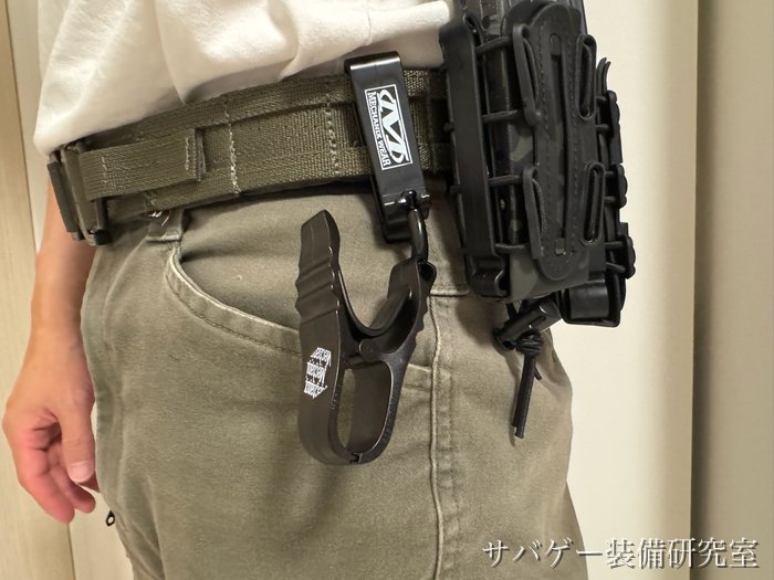 管理人のメカニクスウェア グローブクリップ：OD色のベルトに通すと、クリップが下にぶら下がる