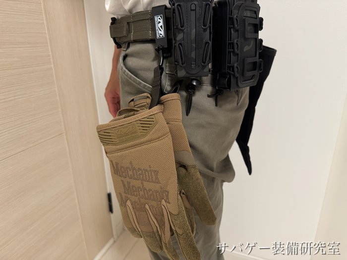 管理人のメカニクスウェア オリジナルグローブ（コヨーテ L）をグローブクリップに挟んで腰に下げたところ（横から）
