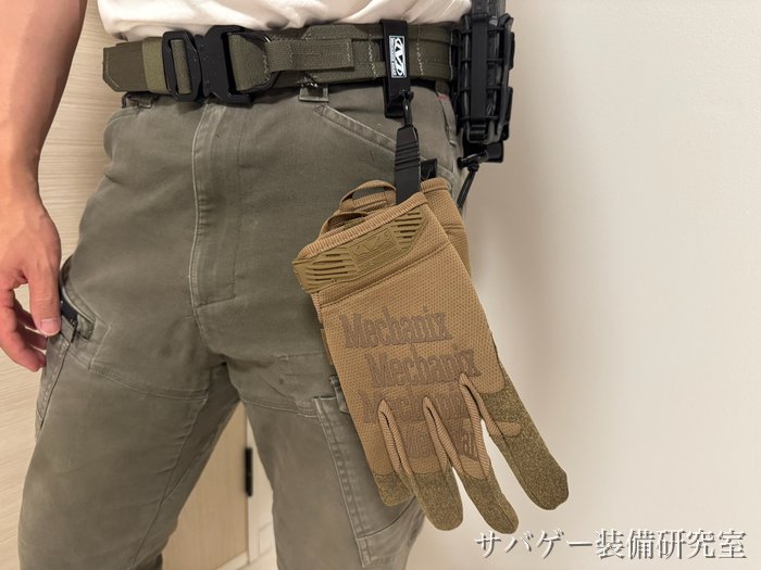 管理人のメカニクスウェア オリジナルグローブ（コヨーテ L）をグローブクリップで腰に下げたところ（前から）