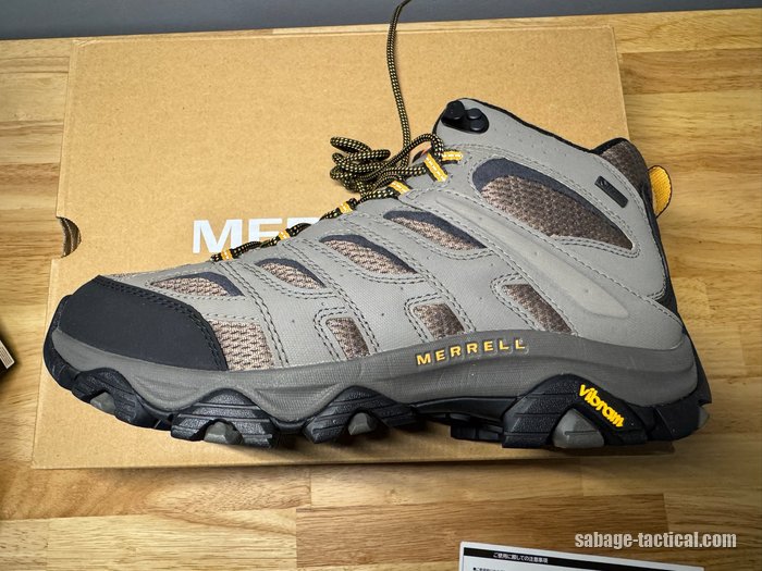 メレル モアブ3 シンセティック ミッド ゴアテックス ワイドを外側の横から（MERRELLとVibramの字）