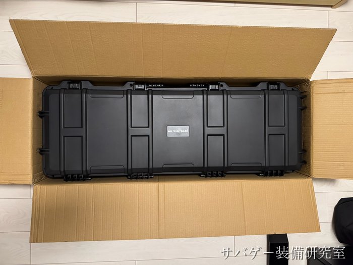 段ボールを開けると、MILITARY-BASEのハードケースがぴったり入っていた