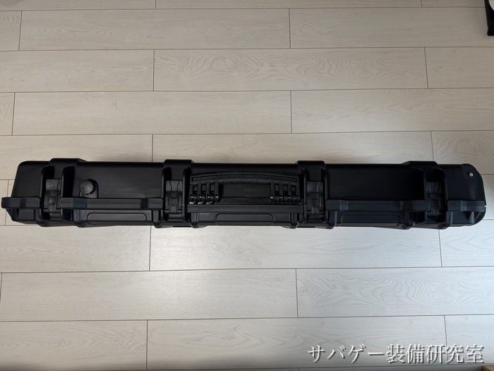 MILITARY-BASE ワイドライフル ハードケースを横から見た長い辺（取っ手とロック）