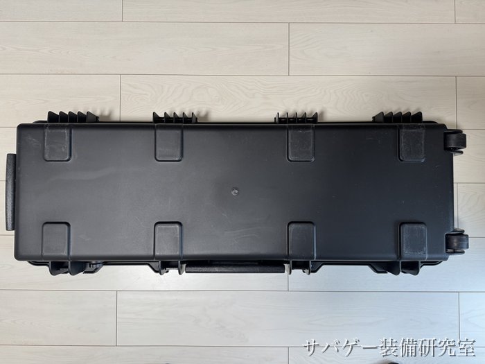 MILITARY-BASE ワイドライフル ハードケースの裏側（四角い足が8つ・端に車輪）