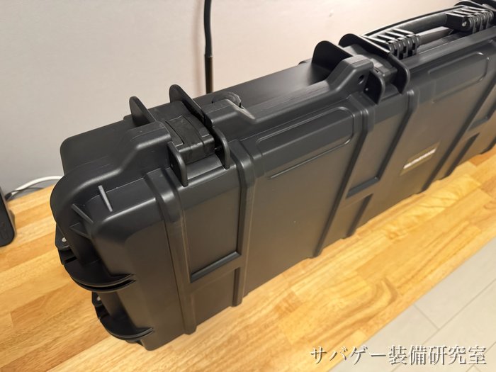 MILITARY-BASE ワイドライフル ハードケースの左の端（角に出っ張りのある形）