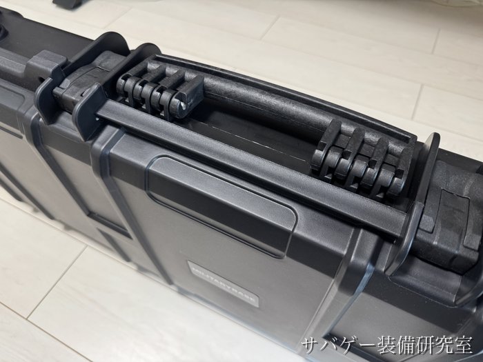 MILITARY-BASE ワイドライフル ハードケースの長い辺の取っ手（寝かせた状態）