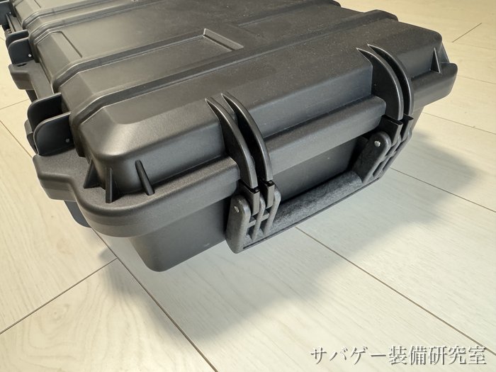 MILITARY-BASE ワイドライフル ハードケースの短い辺の取っ手（たたんだ状態）