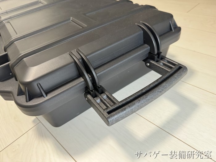 MILITARY-BASE ワイドライフル ハードケースの短い辺の取っ手を引き出したところ