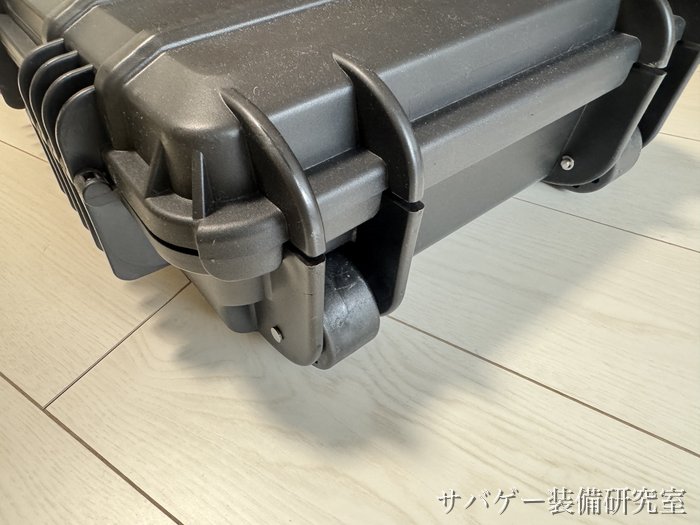 MILITARY-BASE ワイドライフル ハードケースの角の下の車輪（キャスター）