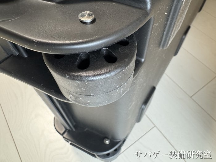 MILITARY-BASE ワイドライフル ハードケースの車輪の寄り（樹脂の車輪）