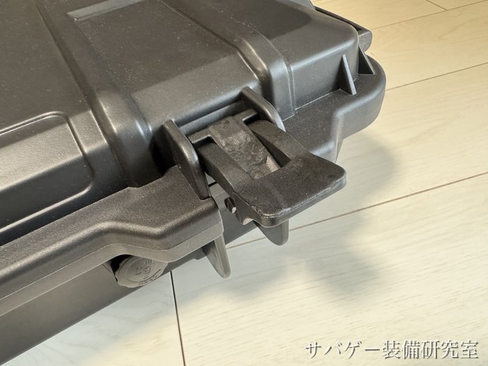 MILITARY-BASE ワイドライフル ハードケースのロックを外したところ