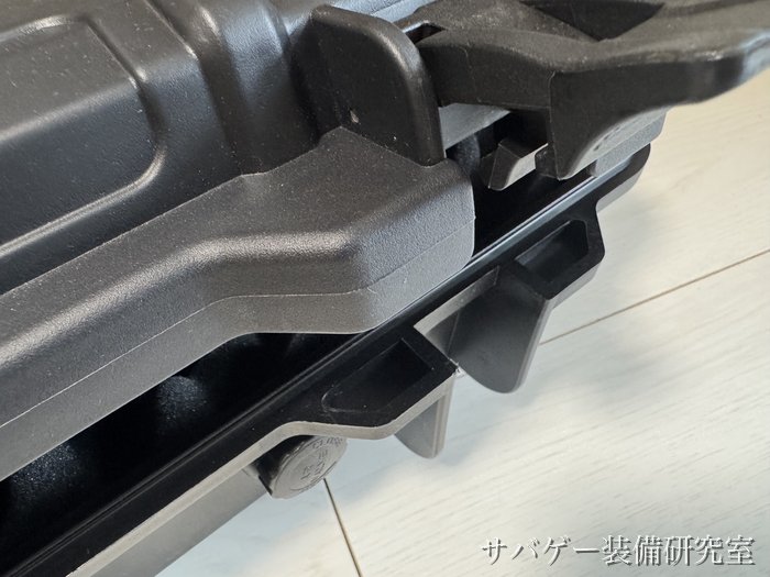 ロックを外して蓋を持ち上げたMILITARY-BASE ワイドライフル ハードケース