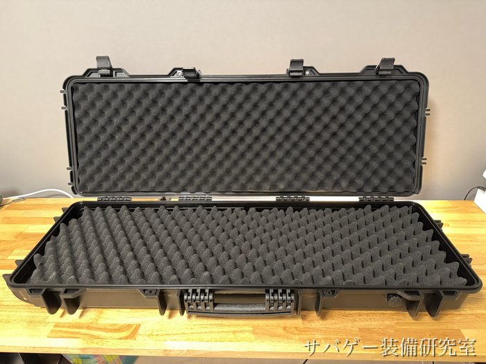 MILITARY-BASE ワイドライフル ハードケースを開けたところ（上も下も波型のスポンジ）